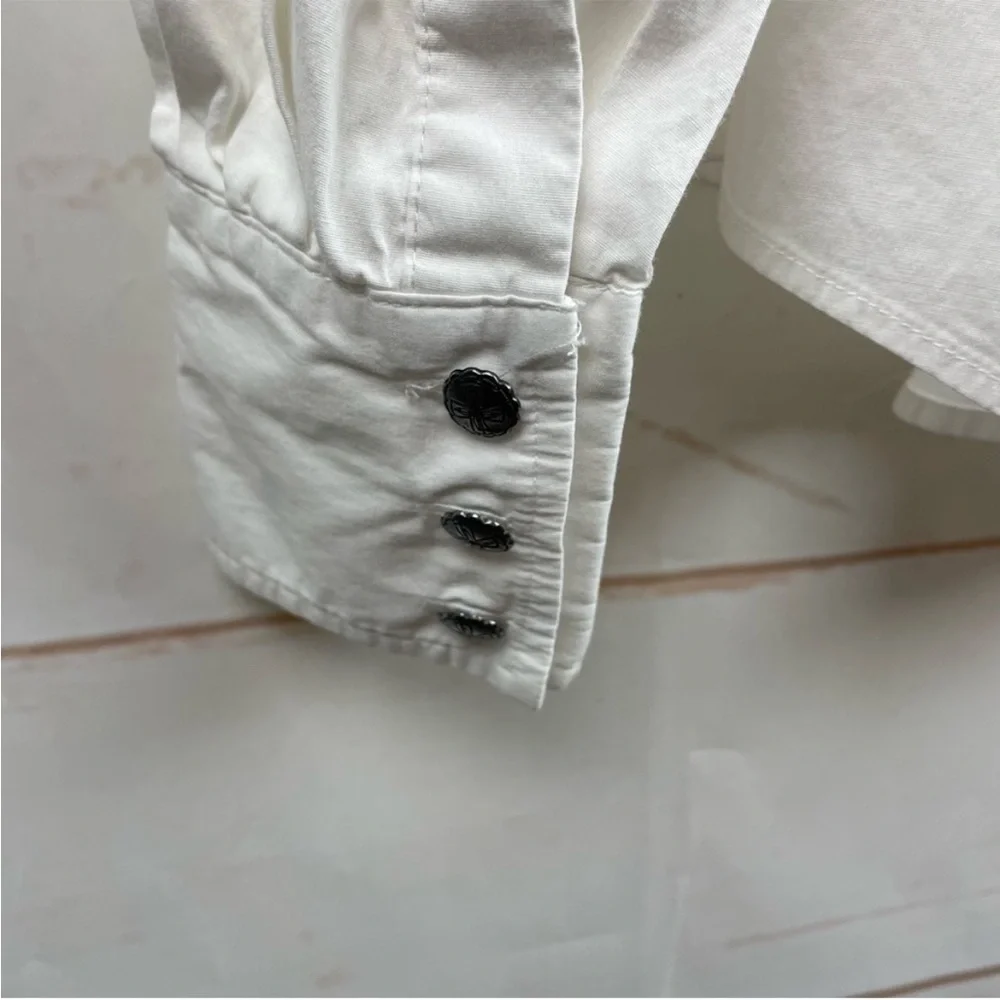 Double D Ranch | White Silver Tone Button Pleated Shoulder Poplin Western Shirt - Picture 3 of 7